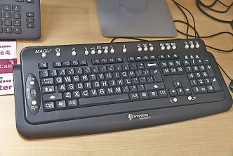 電腦鍵盤字體特大，方便弱視同學使用。