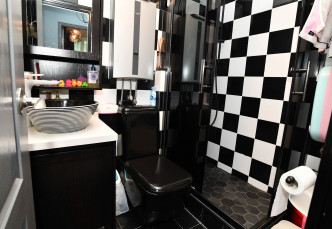 浴室設有企缸，採黑白裝潢，視覺對比分明。