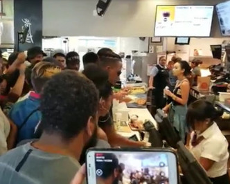 麦当劳却只准备了70包酱，令民众在现场怒吼。网图