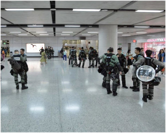 防暴警察在香港站内外戒备。