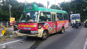 小巴車頭損毀嚴重。蔡楚輝攝