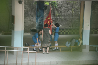 校方早上在操場的旗桿升起國旗，未見舉行儀式。