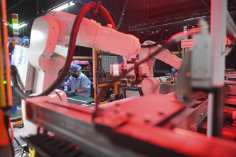 工场设置12部机械人并配备一系列自主研发的客制化机电自动化装置。