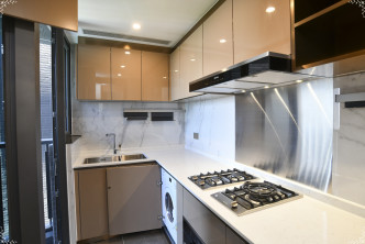 厨房设多组厨柜，提供充足储物空间摆放厨具。