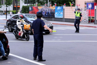 停电期间台湾警方派员指挥交通。网上图片