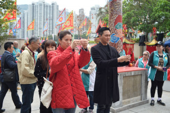 艺人张智霖及太太袁咏仪到场祈福。