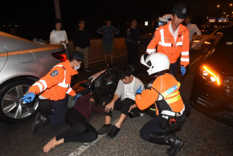 西环有电单车撞私家车，司机及女乘客倒地。