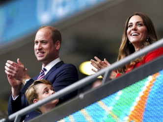 威廉王子及夫人凱特鼓掌歡呼。AP圖片