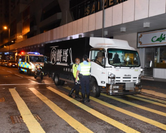 八旬婦牛頭角遭貨車撞倒，後腦流血送院。