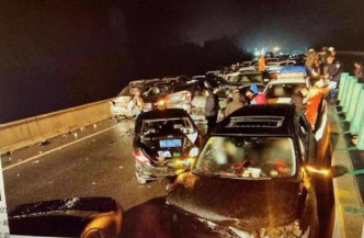 贵州石阡百多辆车相撞2人死亡。网上图片