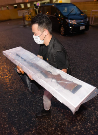 国安处探员傍晚将被捕男子柙到大埔富亨邨住所搜查，检走枪械及双截棍等武器离开。