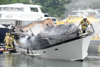 游艇严重焚毁，烧剩支架。