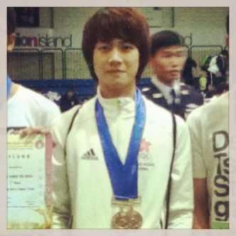 Jackson曾獲得少年組男子花劍個人冠軍，是亞洲排名第一位。