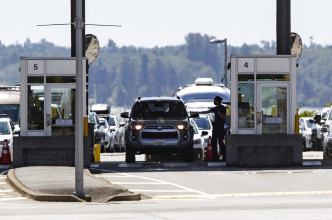 大批美国民众过关前往加拿大。AP图片