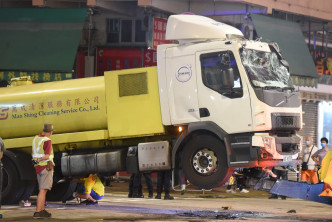 警方派出拖車拖走涉案洗街車。