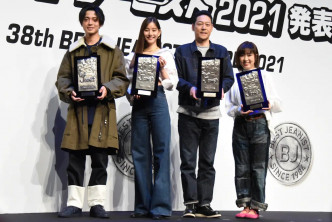 （左起）永濑廉、新木优子、东野幸治及林原惠出席领奖。