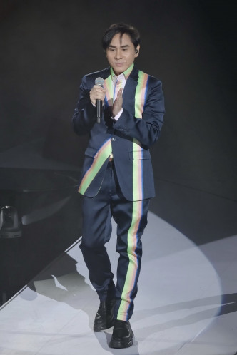 黄凯芹当DJ时主力播古典歌，经常输给播流行歌的Uncle Ray。