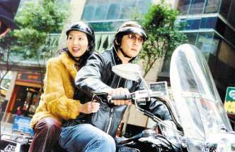 两人在《新扎师妹》系列中，成为经典情侣档。剧照