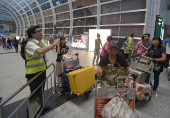 大批旅客被迫滞留机场。