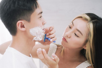 陳凱詠嘅《隔離》獨唱版MV請來顧定軒合演情侶，兩人演得相當投入。