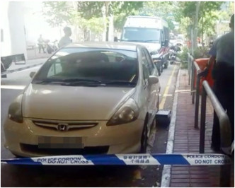 警員在開海庭道香港紅十字會總部外尋回該輛懷疑賊車。