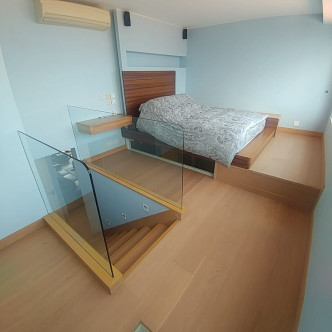 其中一間套房以木色系為主調，簡約舒適。