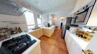 厨房设备簇新，并以嵌入式设计，令空间更实用。