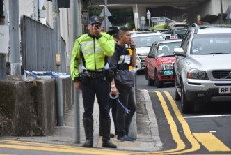 警方接报后封锁现场对开一段路。