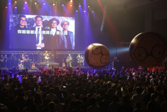推出印有何兆基卡通的氣球畀歌迷互動。