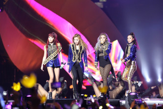 2015年，2NE1在《MAMA》頒獎禮同台引起轟動，未料翌年突然解散。