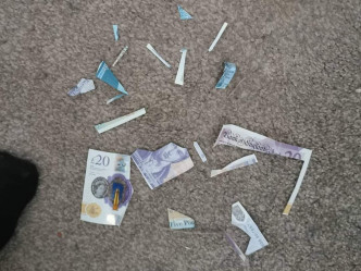 地上留下现钞的碎片。FB图