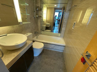 浴室設有浴缸，住戶可享浸浴之樂。