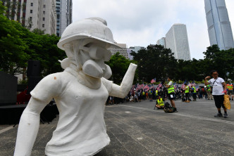 「香港民主女神像」。