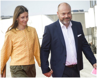 丹麦首富波尔森（Anders Holch Povlsen）与其妻子。AP