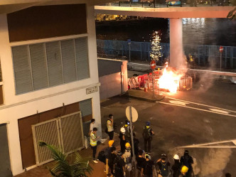 示威者焚烧杂物