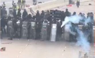 防暴警察发射催泪弹驱散。NOW新闻截图