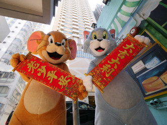 电影公司找了演员扮演Tom和Jerry到了香港各打卡热点宣传。