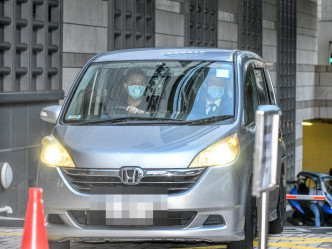 怀疑载有陈彦霖母亲的私家车离开法院。