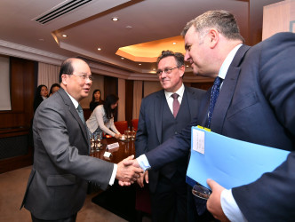 张建宗（左）在伦敦与财政部金融次官及主计长施荣达（右）举行双边会议。