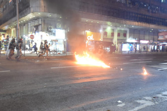 示威者投擲汽油彈