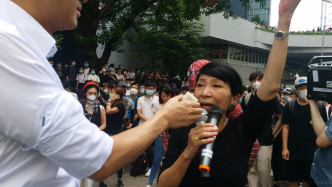 毛孟靜呼籲示威者切勿使用武力。