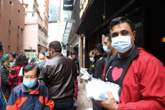 乔宝宝离港前，香港疫情最严重，他要帮手派口罩，𠵱家回归，香港疫情再爆发