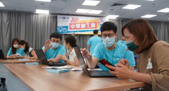 义工为香港单亲协会的家长及学童开班，教授电脑入门知识及善用网上资源。中电图片