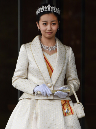 近年日本皇室的中禮服，領口較以往高。圖為佳子內親王。