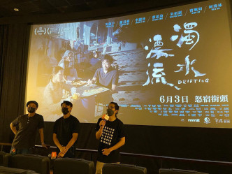 （右）导演李骏硕感激观众支持。