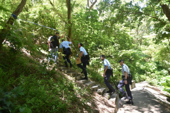 一批機動部隊警員下午到場協助搜索證物。楊偉亨攝