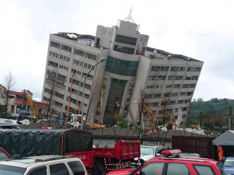 云门翠堤大楼严重倾斜。网上图片