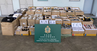 香港海關檢獲約2.9萬件懷疑冒牌貨物，估計市值約320萬元。政府新聞處圖片