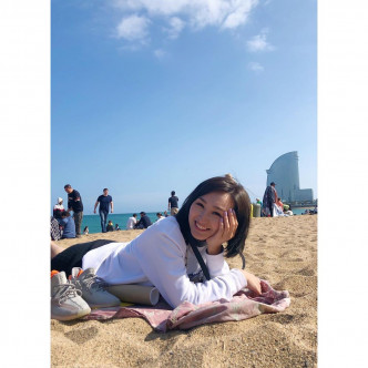 昨日高Ling在IG上載一張躺在當地沙灘上的照片，讓大家猜她在幹甚麼。　高海寧IG圖片