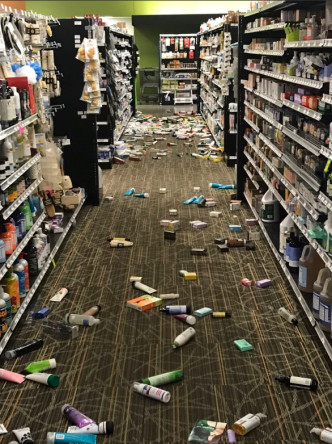 超市货品散落一地。网民图片